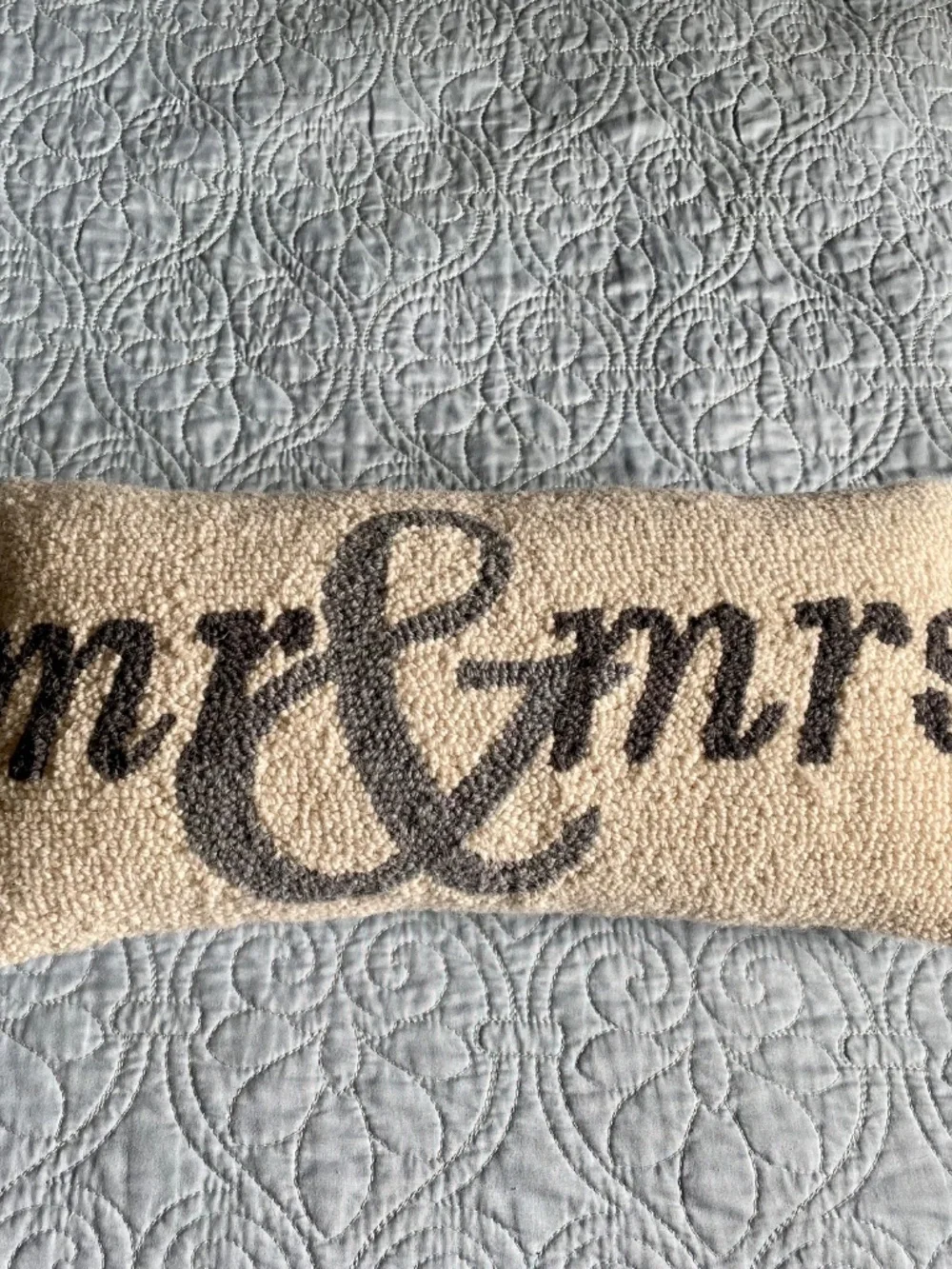 Mr&Mrs hooked pillow